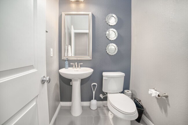 Building Photo - SUMMERLIN - FULLY FURNISHED - ALL UTILITIE...