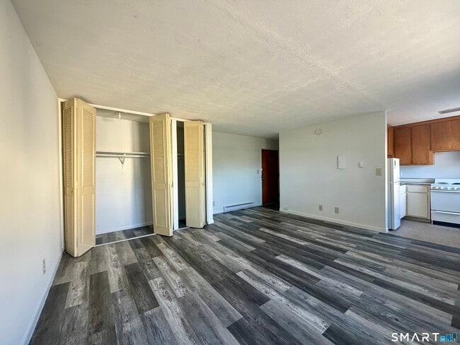 Building Photo - 35 Beers St