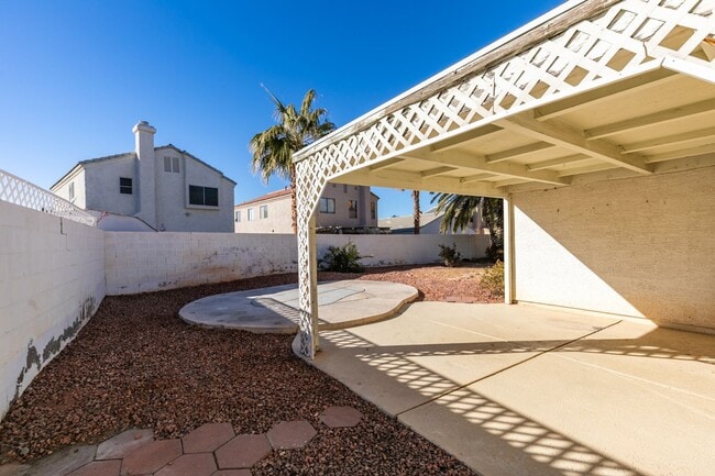 Building Photo - Lovely 1 story home near Warm Springs and Green Valley Pkwy with LARGE backyard!
