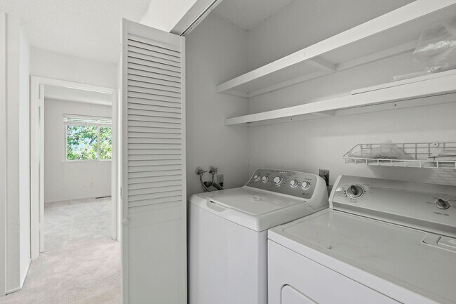 Building Photo - Luxury  2 bedroom Townhome in Great Location