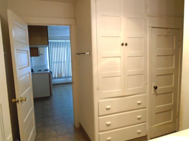 Building Photo - 435 Wilson St S