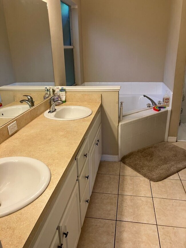 Building Photo - 4BR/2BA in Sorrento with large, fenced-in ...