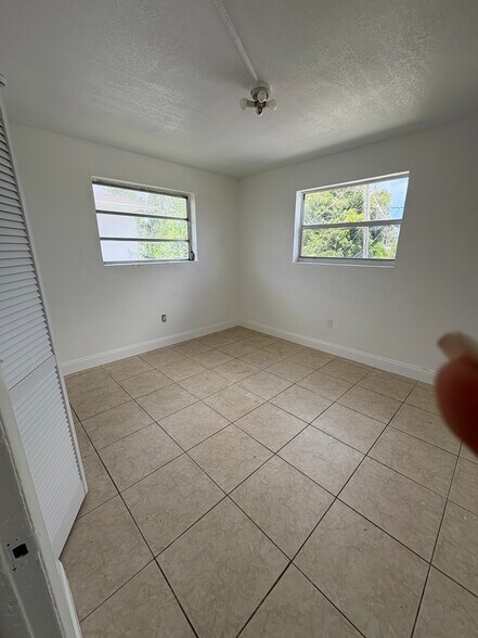 Building Photo - 310 Sharar Ave
