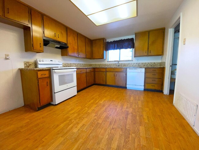 Building Photo - 290 Northwoods Ave
