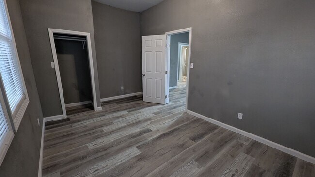 Building Photo - 410 E 6th St