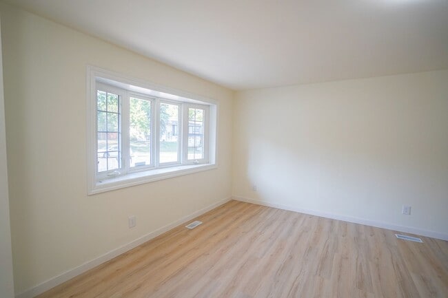 Building Photo - Beautifully updated 3-bedroom, 2-bath bric...