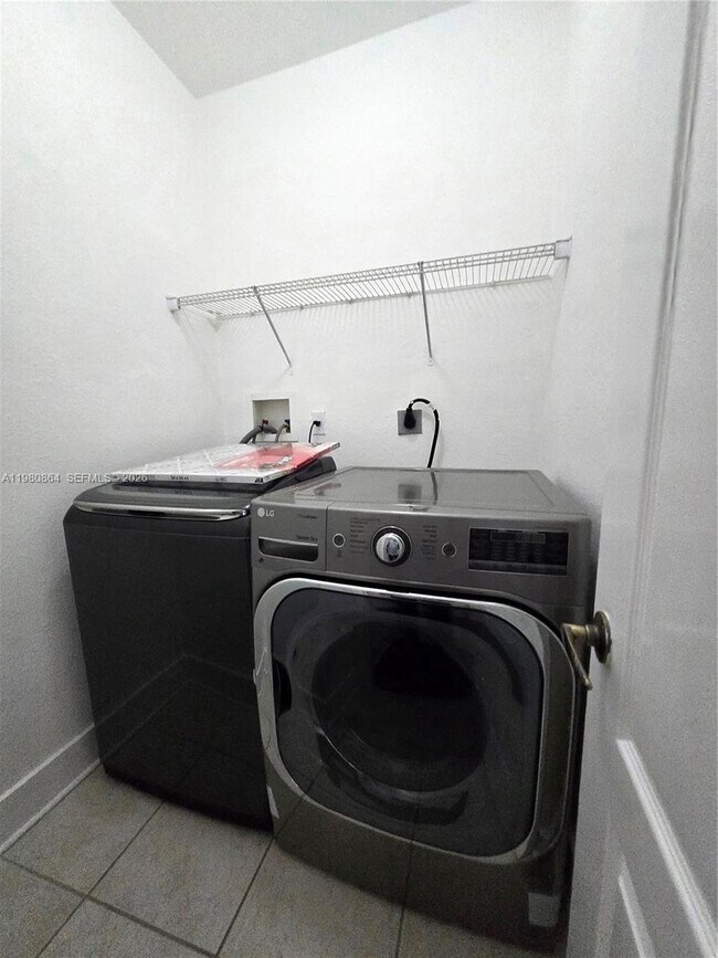 Building Photo - 8402 NW 114th Path