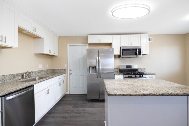 Building Photo - Single family home for rent 4bed/2bath! Mo...