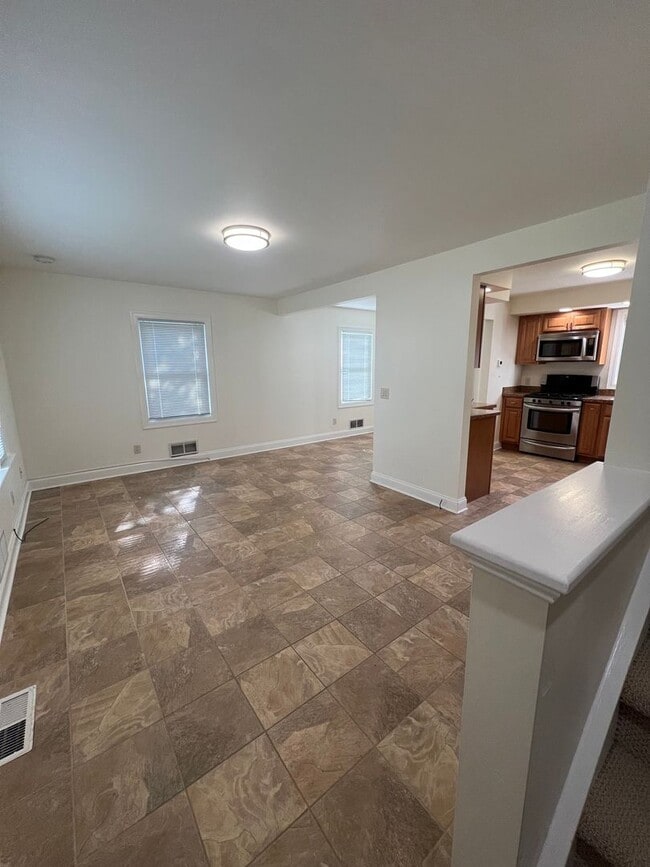Building Photo - 3 Bed, 1.5 Bath Near U of R, Strong & Coll...