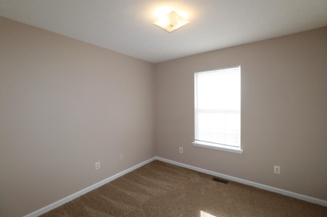 Building Photo - 100-102 Aubrey Dr