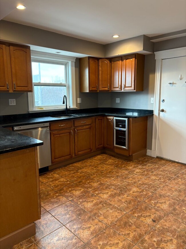 Building Photo - Spacious 3 Bed 2 Bath Apartment With Garag...