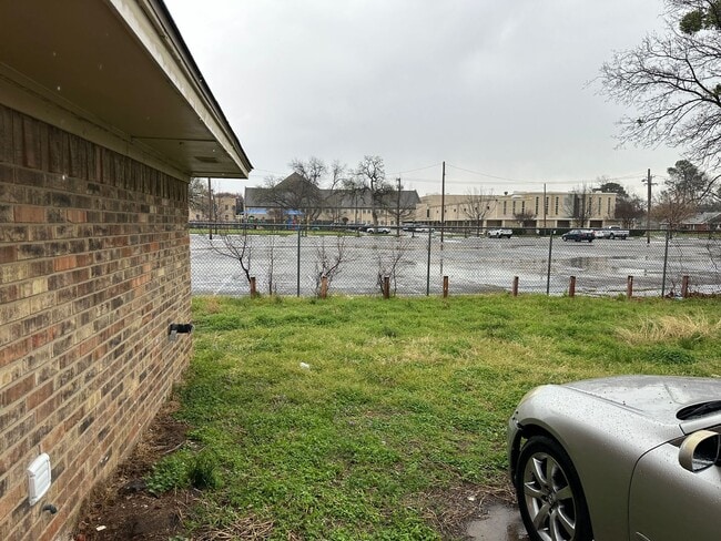 Building Photo - REFRESHED HALF DUPLEX IN IRVING!!