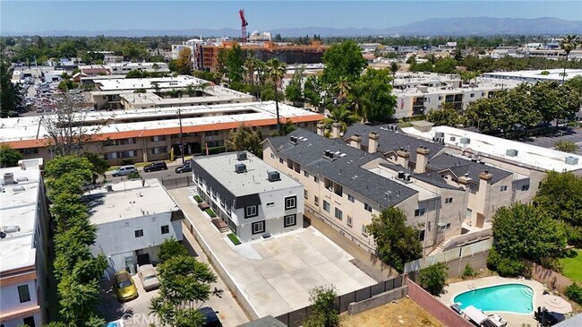 Building Photo - 7010 Lennox Ave