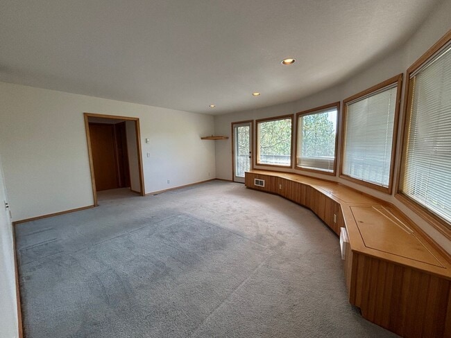 Building Photo - Stunning 3 Bed/ 2.5-Bath Home on the River...