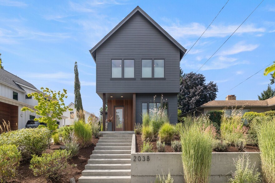 Building Photo - 2038 NE Morgan St. A