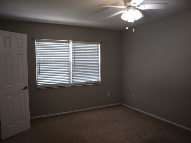 Building Photo - Cute 3 bedroom 2 bath 1 Car Garage  $1`650.00 Call Carole Arcaro 386-216-4900 Deltona Lakes Realty