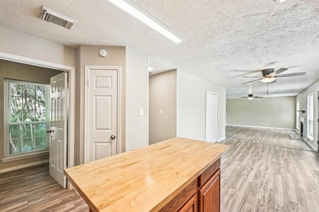 Building Photo - 10410 Springland Ct