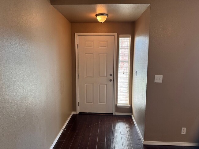 Building Photo - Large 3 bed 2 bath with 2 car garage.