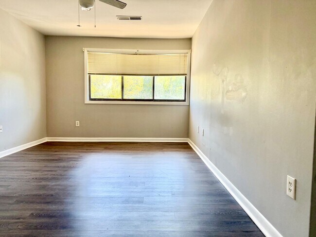 Building Photo - 140 Royal Oak Dr