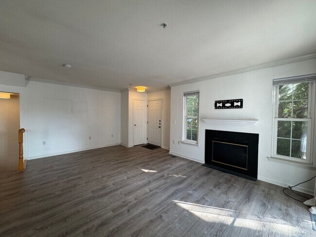 Building Photo - Spacious 3 Bed 3 Bath Condo With Balcony I...