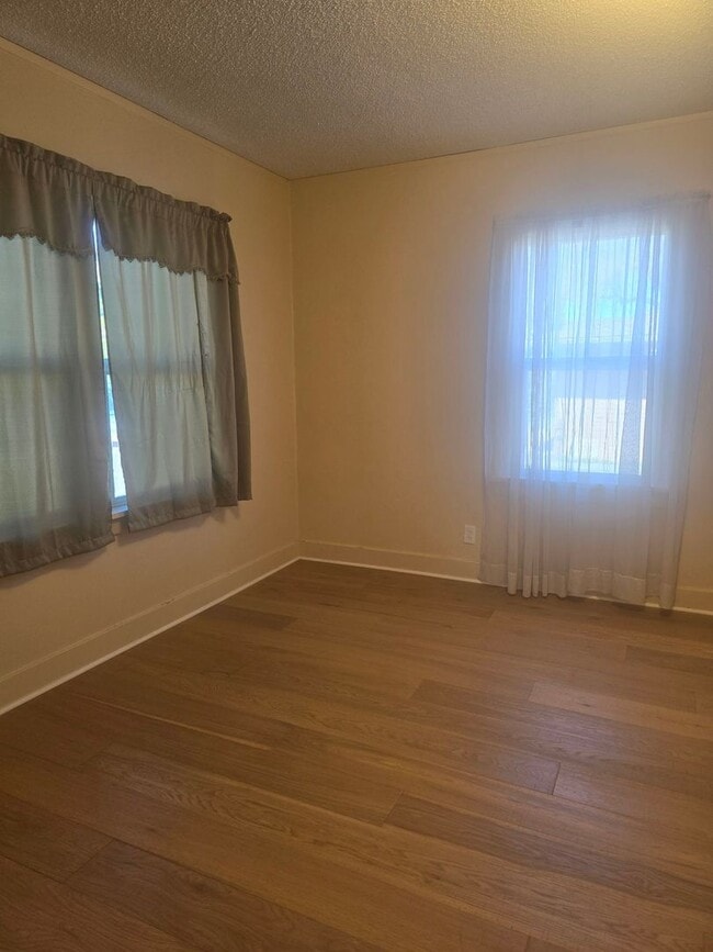 Building Photo - 4 bd 2 ba