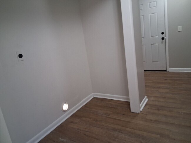 Building Photo - 530 Columbia Ave