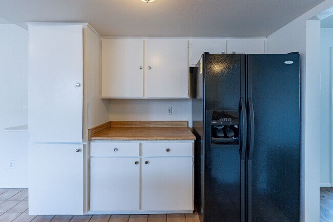 Building Photo - 4501 W Cinnabar Ave