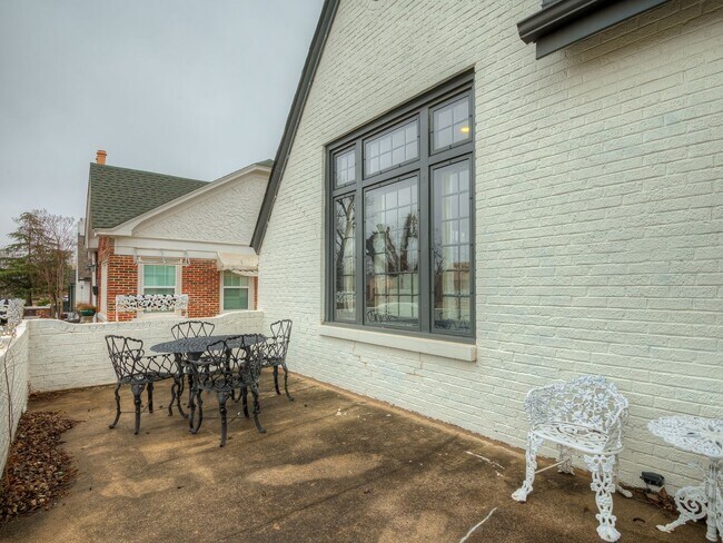 Building Photo - Stylish & Fully Furnished Home in the Hear...