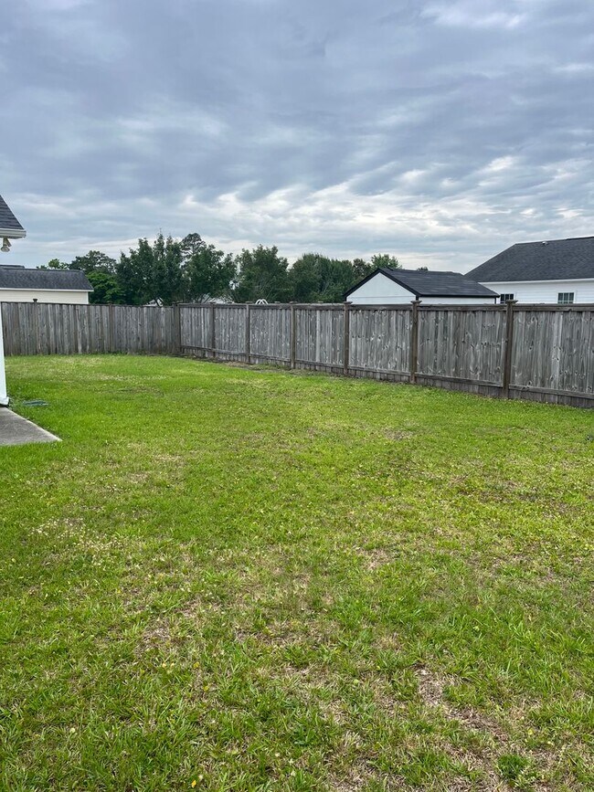 Building Photo - Charming Home with 2 car garage in Great Neighborhood