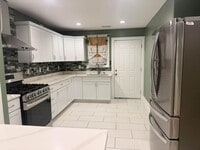 Building Photo - 524 S Oakley Ave