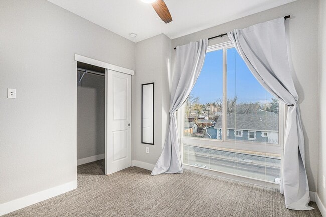 Building Photo - 1 Bed 1.5 Bath Townhome in West Highland Available!