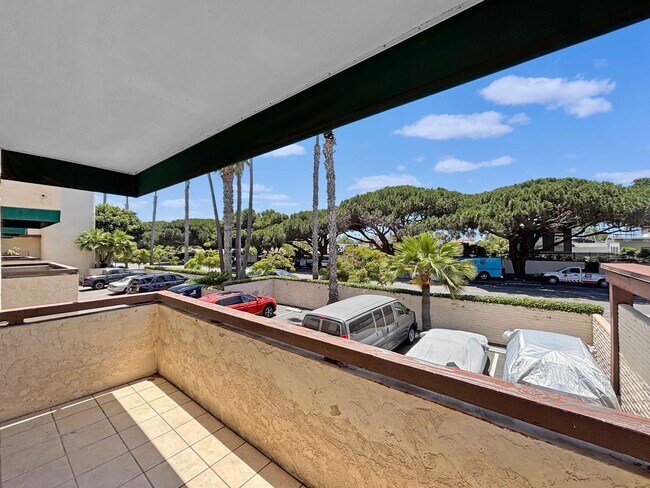 Building Photo - Beautiful 1BD/1BA W/ Reserved Parking and Laundry On-Site in La Jolla!