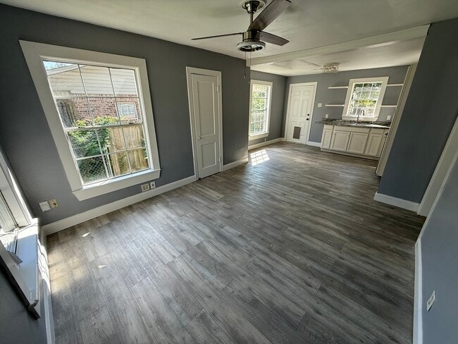 Building Photo - 401 Roosevelt Cir