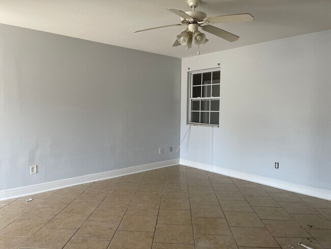 Building Photo - Condo Living Is The Life For You