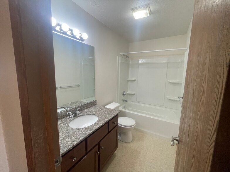 Building Photo - 2805 Chablis Dr