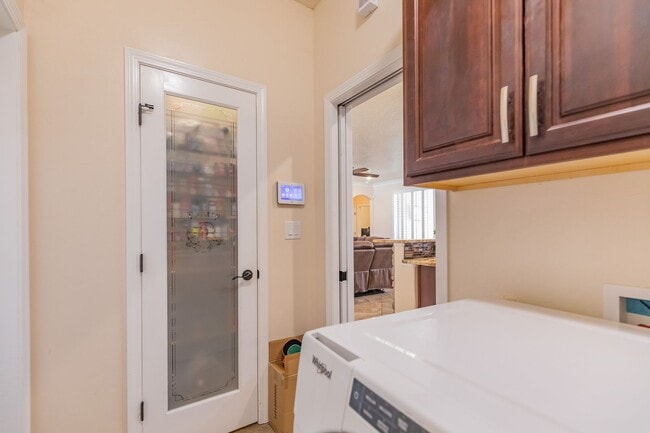 Building Photo - 4 Bedroom 2 bath Beautiful Home