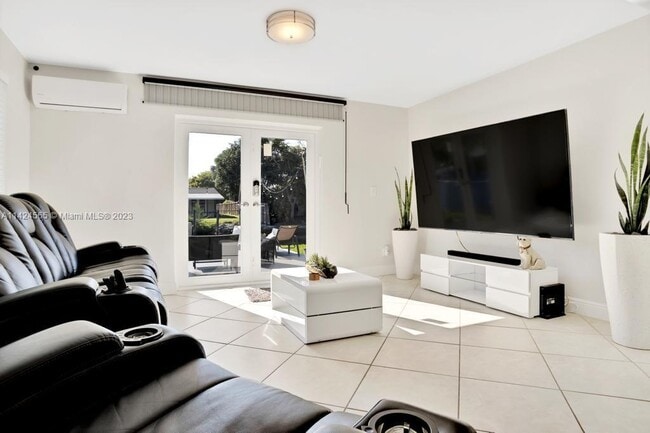 Building Photo - 4741 SW 42nd Ter