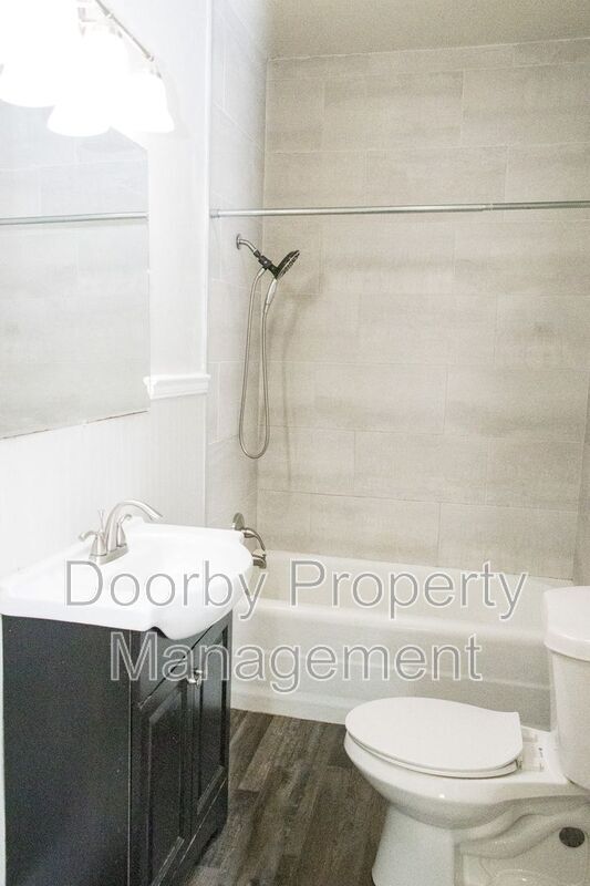 Building Photo - 910 S Crest