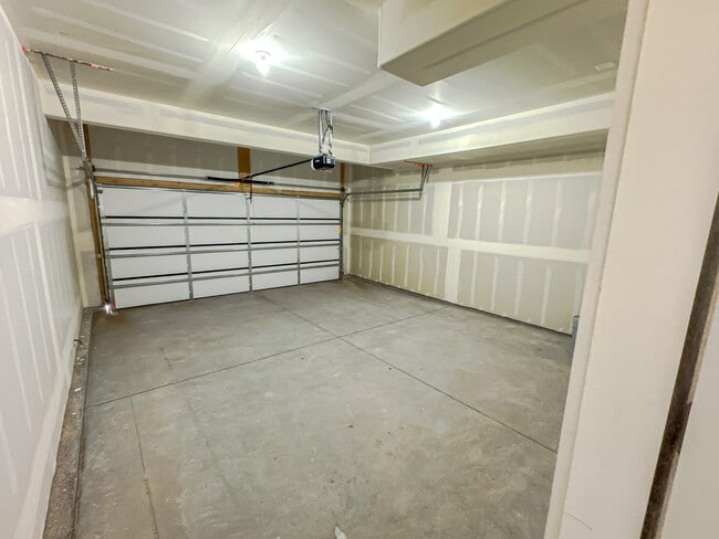 Building Photo - 1633 Elsie Jean Trl