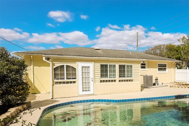 Building Photo - 7000 Watseka Ave