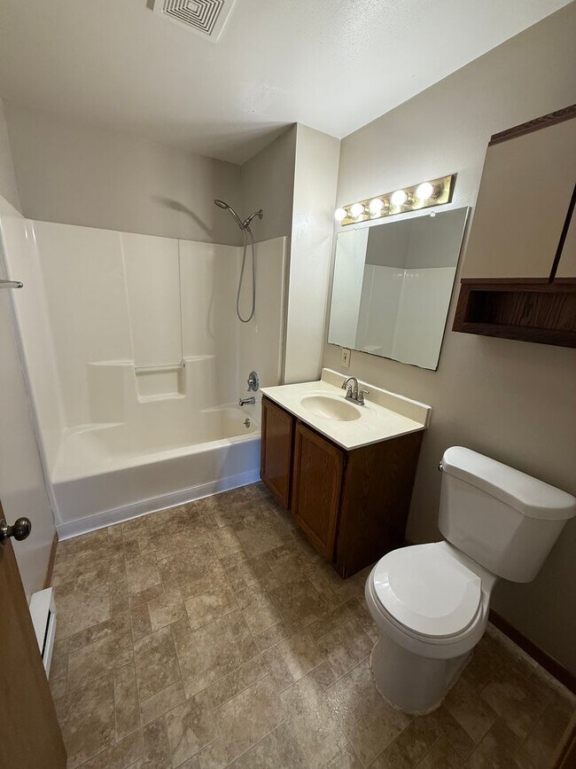 Building Photo - Private Entry 2 Bed/1 Bath Apartment!