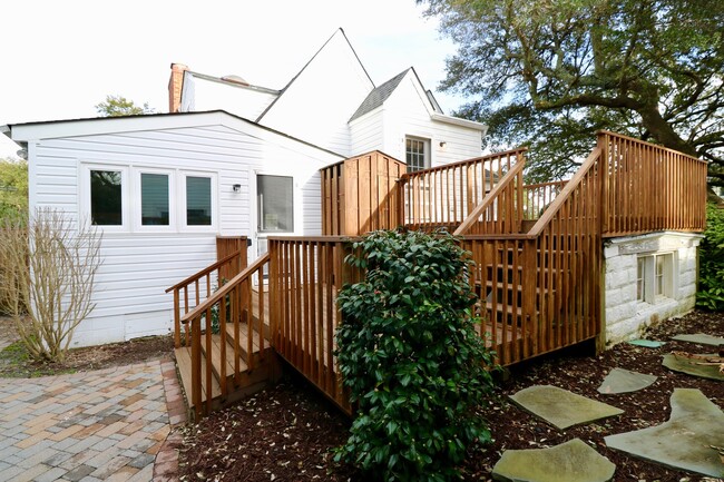 Building Photo - Quaint North End Beach Cottage