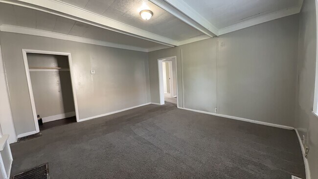 Building Photo - 1521 E Kirby Ave