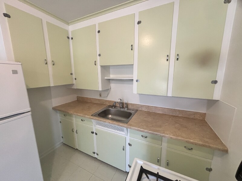 Building Photo - 142 N Riverview Dr