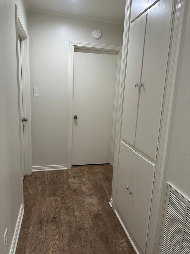 Building Photo - Gorgeous 3 Bedroom South Highland Home with Bonus Room!