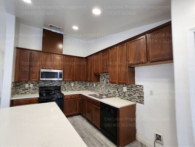 Building Photo - 4 bedroom/ 2 bathroom located in the South...