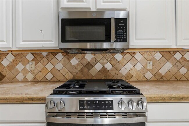 Building Photo - Fantastic 3-bed, 2.5 bath single level home near Downtown Star