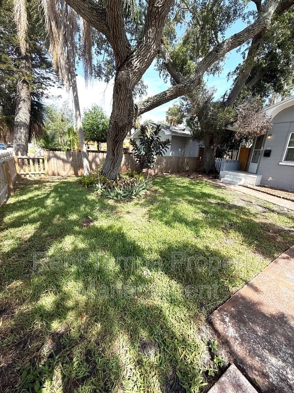 Building Photo - 612-612 17th Ave S