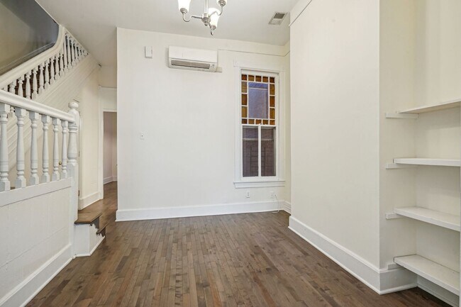 Building Photo - Available Now! 3 bedroom, 1.5 bathrooms hi...