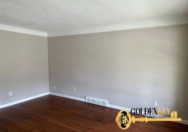 Building Photo - Spacious 4 bed / 2 bath with garage and fi...